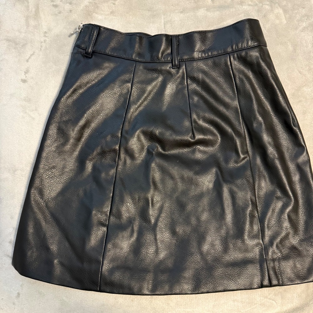 H&M Black Faux Leather Mini Skirt Side Zip US 6‎ EU 38 - Picture 3 of 8